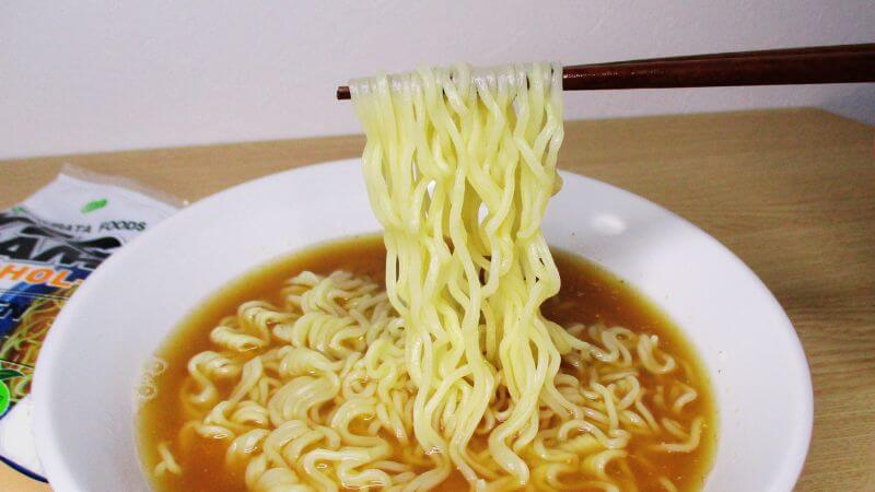 クラタ食品 アルコールフリー ヴィーガンラーメン味噌の麺を箸で持ち上げる
