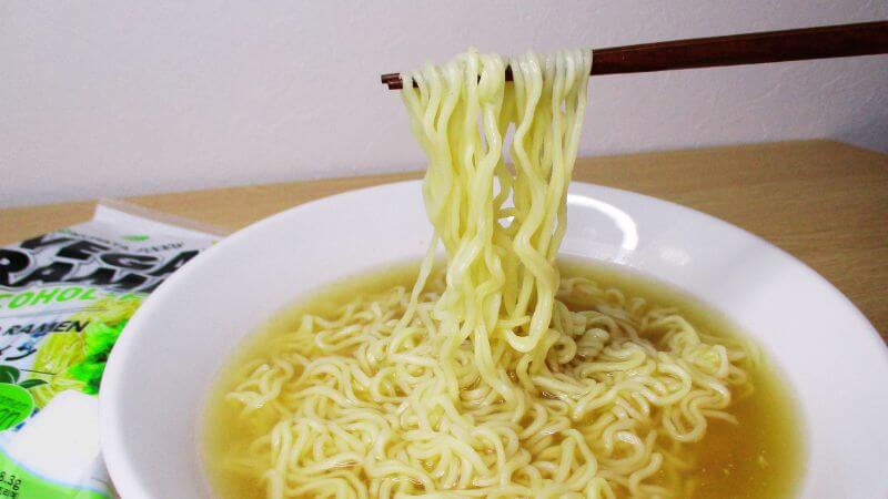 クラタ食品 アルコールフリー ヴィーガンラーメン柚子塩麺を箸で持ち上げる