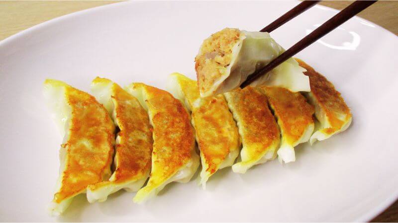 元祖ぎょうざ苑 ベジタブル野菜餃子をお箸でつまむ