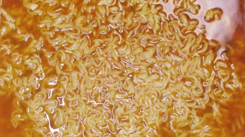 たるたや 菜食ラーメンみそを調理中