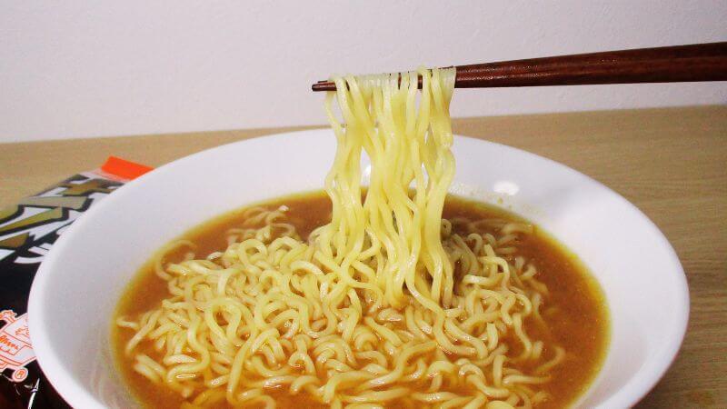 たるたや 菜食ラーメンみその麺を箸で掴む