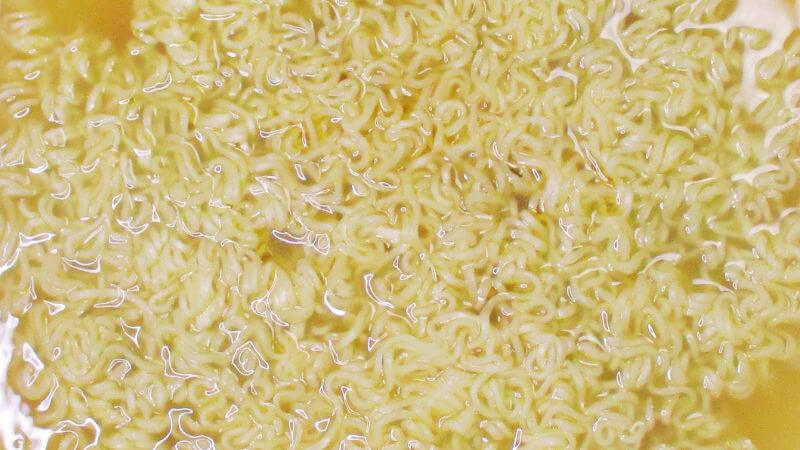 たるたや 菜食ラーメンしょうゆを調理中
