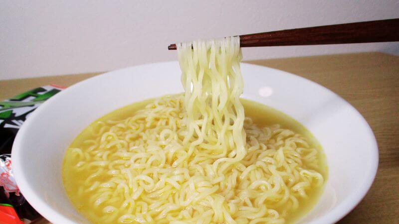たるたや 菜食ラーメンしょうゆの麺を箸で掴む